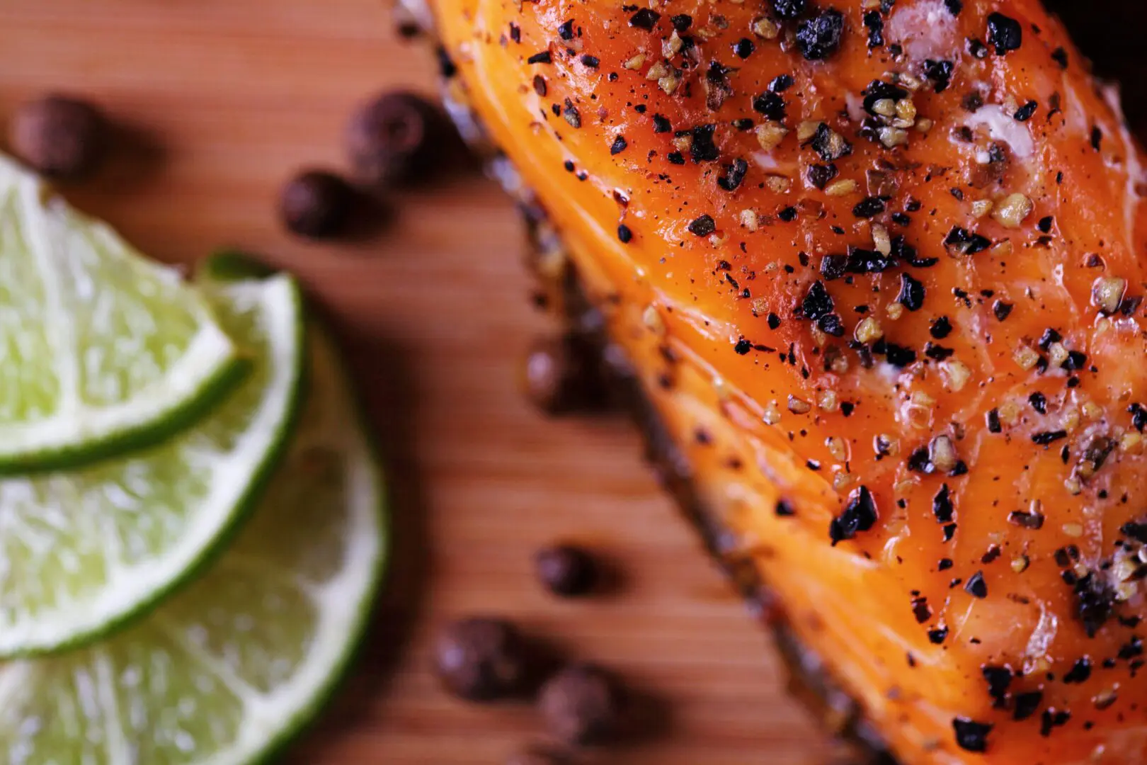 Seasoned salmon fillet with lime slices