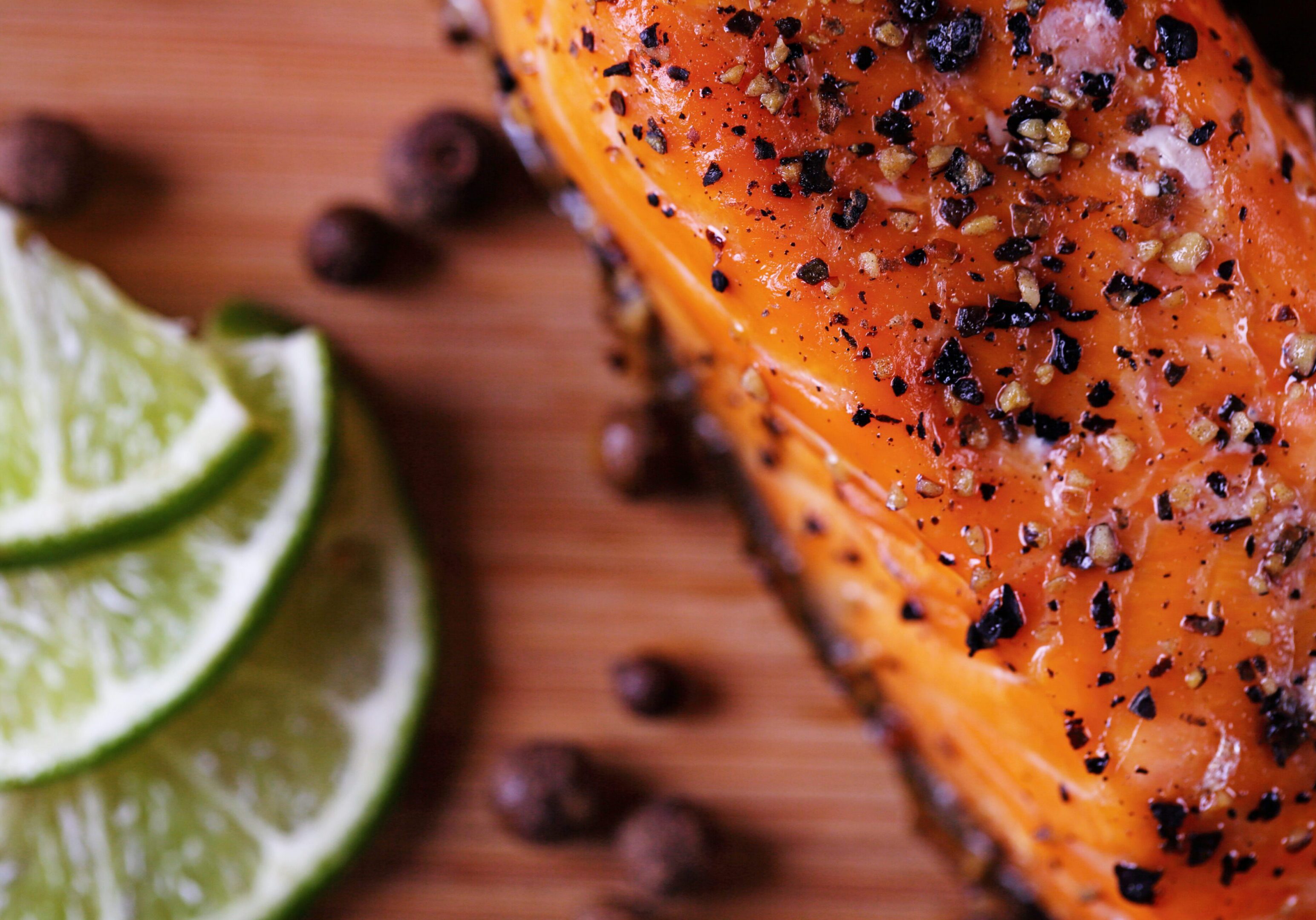 Seasoned salmon fillet with lime slices